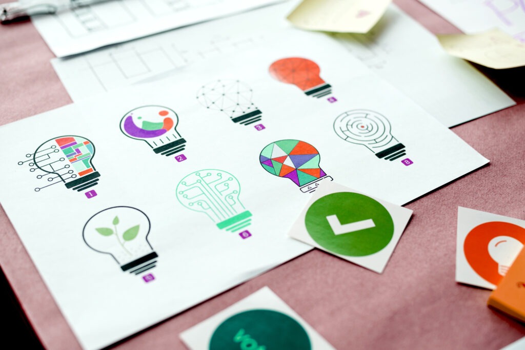 Múltiplos designs de lâmpada representando ideias para um atendimento ao cliente inovador
